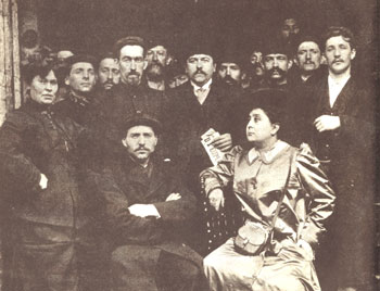 1906 � Courri�res�: Le comit� de gr�ve pose devant l'entr�e de la mine. Au centre (assis) Beno�t Broutchoux. 